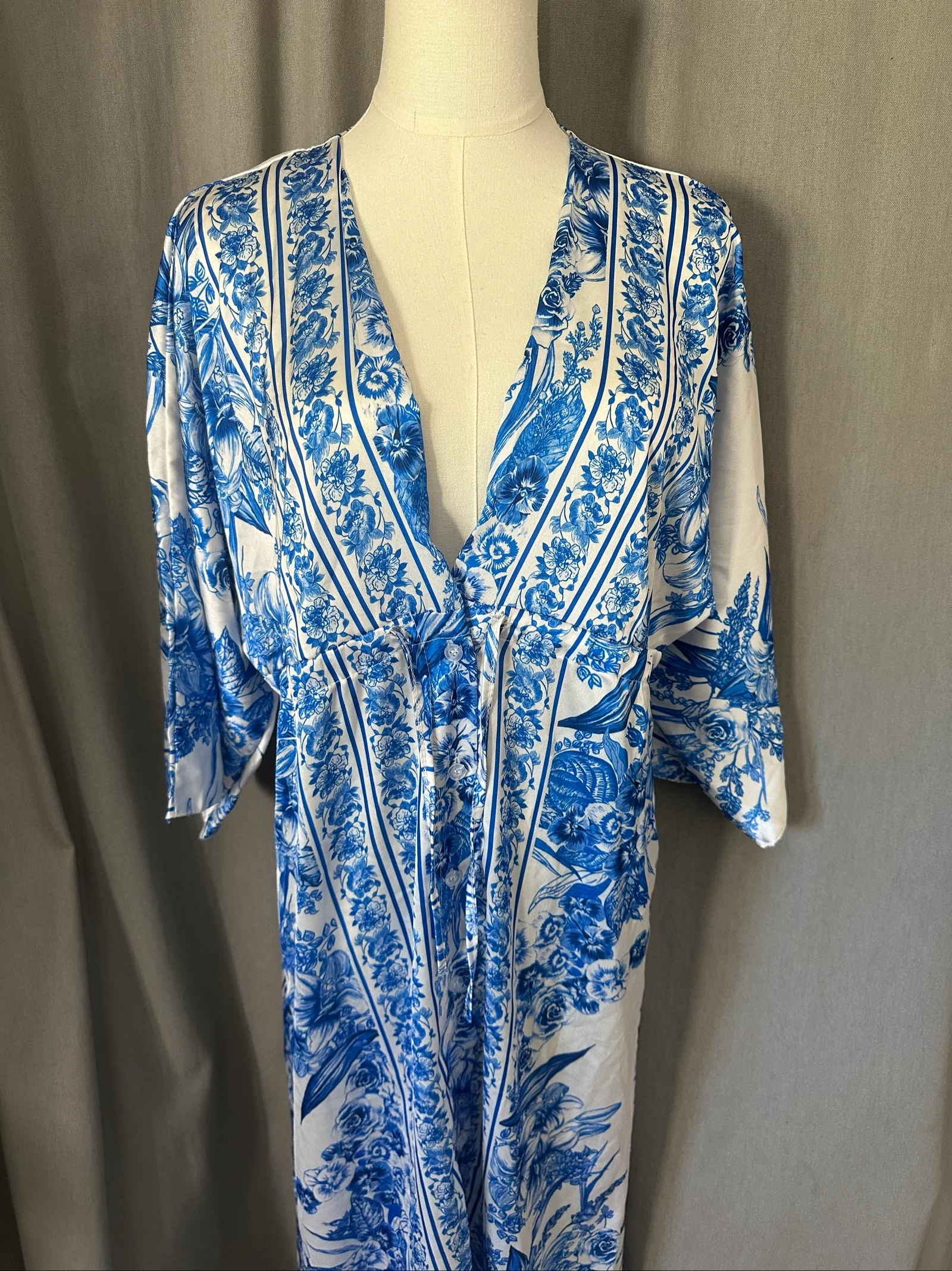 Robe longue satinée blanche & bleue à imprimé floral – Taille unique – photo 2
